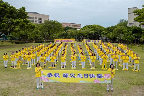 '圖3：二零一九年五月五日，中壢部份法輪功學員聚集在光明公園，慶祝「世界法輪大法日」，恭祝師父生日快樂。'