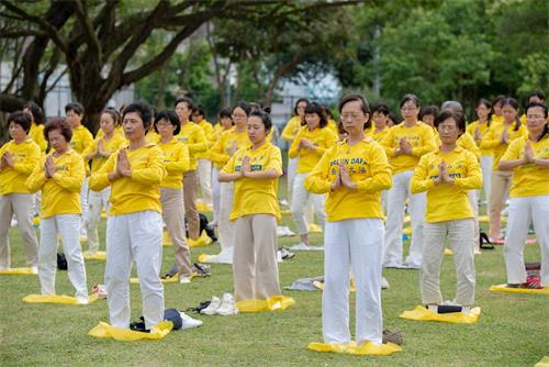 '圖8：二零一九年五月五日，中壢部份法輪功學員聚集在光明公園集體煉功，慶祝「世界法輪大法日」。'