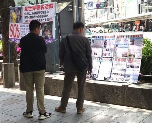 '圖2：真相展板吸引大陸遊客駐足觀看'