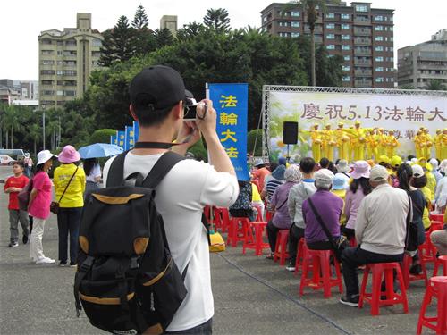 '圖5～7：民眾紛紛拍攝慶祝場景，一位遊客邊拍攝邊讚歎，「好壯觀！」許多大陸遊客也駐足觀看。'