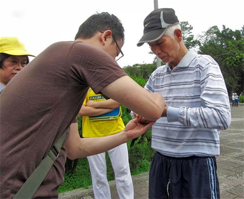 '圖22：林武得先生學煉法輪功。'