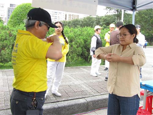 '圖23：何女士（右）遠從吉隆坡來台旅遊，喜獲良機學功法。'