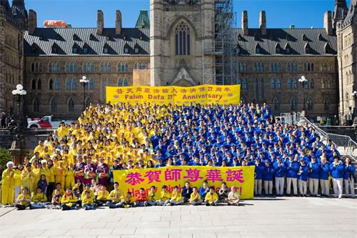 '圖1：5月8日，加拿大東部部份法輪功學員齊聚渥太華國會山慶賀慶祝法輪大法弘傳，恭祝師尊華誕。'