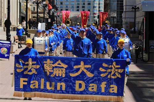 '圖6：5月8日法輪功學員組成的天國樂團在渥太華市區遊行。'