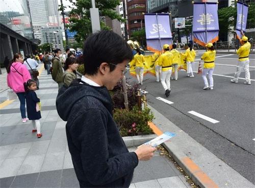 '圖6：在銀座上班的一位先生看了遊行後說：（法輪功）真了不起'