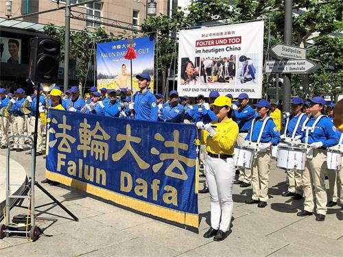 圖4：天國樂團在市中心一廣場上演奏