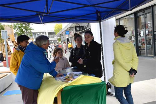 '圖2：當地居民在詢問有關煉功點和真相情況DSC_3408-1'