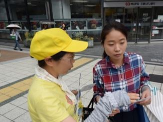 '圖18：出來購物的鹽見女士（右）'