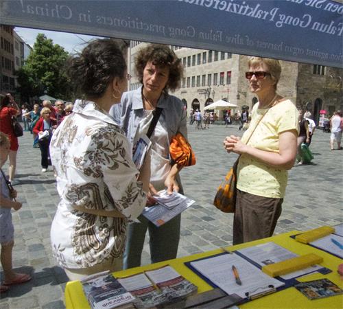 圖1～2：二零一九年六月十五日，法輪功學員在紐倫堡（Nürnberg）市中心聖﹒勞倫斯教堂（St. Lorenz）前舉辦活動，揭露中共迫害。