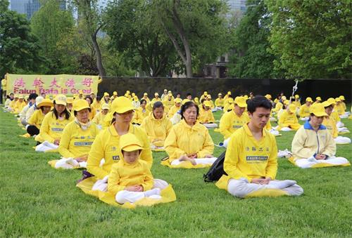 '圖1～4：二零一九年六月五日上午十點至下午兩點半，多倫多法輪功學員在安省議會大樓前集會和煉功，慶祝法輪大法弘傳世界二十七週年，同時譴責中共對法輪功長達二十年的迫害。'