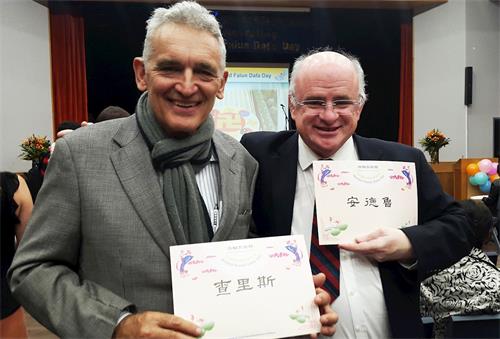 '圖1：二零一九年五月十二日，悉尼帕拉馬塔（Parramatta）市長安德魯﹒威爾遜（Andrew Wilson）和現任帕拉馬塔市聯邦自由黨候選人查爾斯﹒卡門卒立（Charles Camenzuli）出席艾士菲（Ashfield）市政廳內舉辦的慶祝「世界法輪大法日」晚會。'