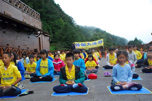 '圖2～7：在阿里山車站演煉法輪功五套功法，祥和的煉功音樂瀰漫山林間'