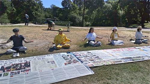 '圖1：自今年五月上旬開始，芬蘭法輪功學員每天在西貝柳斯公園弘法講真相。圖為二零一九年六月二十四日，學員集體煉功，傳播真相。'