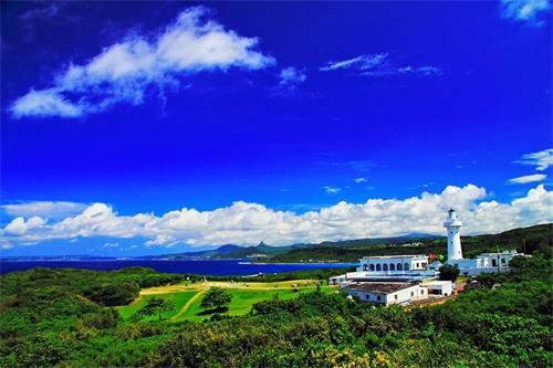 '圖1：遠眺一百多年的鵝鑾鼻燈塔，是台灣最南端的景點。「鵝鑾」是排灣族語，意指「帆船」，因鵝鑾鼻附近有一巨大礁岩形似帆船，故稱「鵝鑾」；而「鼻」則指突出的地形，意即岬角，故合稱為「鵝鑾鼻」。'