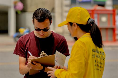 '圖3～4：人們了解真相後在反迫害徵簽表上簽名。'