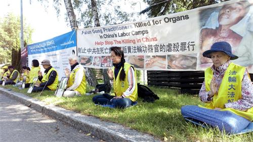 '圖4：二零一九年七月十日，法輪功學員在駐芬蘭中使館前集體煉功，以和平方式反迫害'