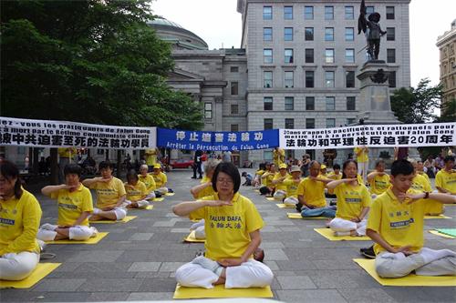 '圖1～2：2019年7月13日，蒙特利爾法輪功學員在老城兵器廣場舉行集會和燭光悼念活動，譴責中共對法輪功長達20年的殘酷迫害。'