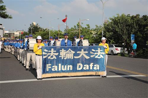 '圖1：由氣勢磅礡的天國樂團演奏雄壯的樂曲領隊，法輪功學員遊行隊伍出發。'