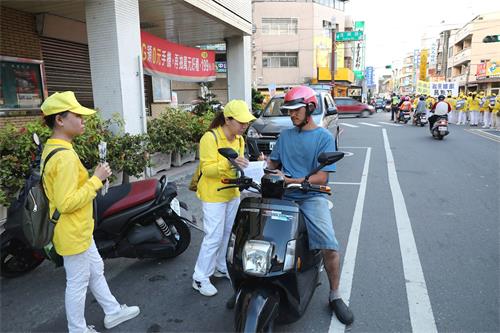 '圖5～6：民眾簽名，支持法輪功學員起訴迫害元凶江澤民。'