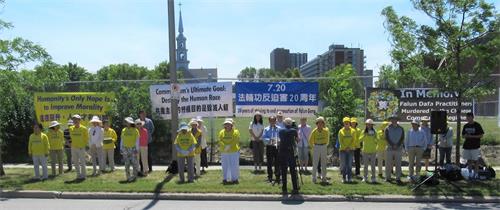 '圖1～2：七月十八日，加拿大首都渥太華部份法輪功學員彙集在中使館前集會，抗議中共對法輪功學員長達二十年的迫害，並呼籲釋放包括加拿大人（或親屬）在內的所有被非法關押的法輪功學員。'