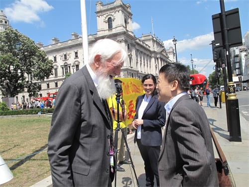 '圖9：「反迫害二十週年」，希爾頓勛爵（Lord Hylton）希望「英國民眾能夠了解真相」'