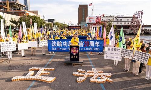 '圖1：集會期間多位法輪功學員集會發言或手舉展板，要求立即無罪釋放被中共綁架的親友家人。'