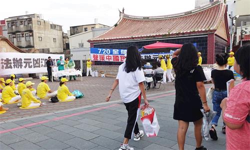 '圖8：記者會現場上演行動劇，引來遊客觀看'