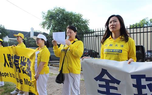 '圖2：學員劉女士集會上發言'