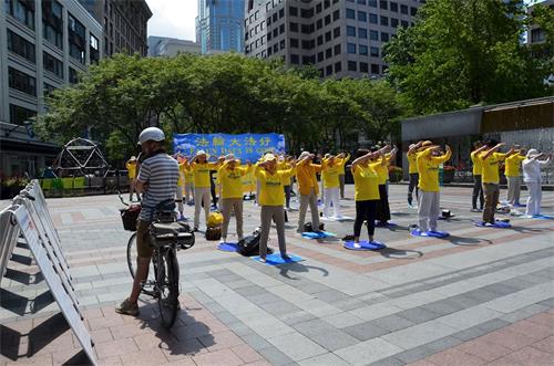 '圖1～2：二零一九年七月十三日，在「七二零」反迫害二十年之際，西雅圖法輪功學員在市中心的西湖公園（Westlake Park）舉行集會，向過往民眾傳播真相'