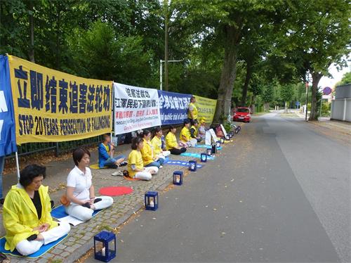 '圖2：2019年7月19日傍晚，丹麥部份法輪功學員在中共駐丹麥使館前，舉行燭光悼念活動，哀悼在中共20年的殘酷迫害中失去生命的中國法輪功學員'