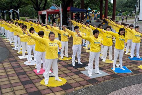 '圖4：集會現場，屏東法輪功學員展示祥和、舒緩的功法。'