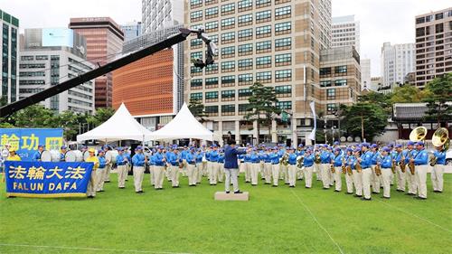 '圖11：法輪功天國樂團在演奏追悼曲。'