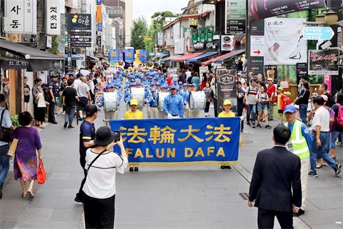 '圖21～22：法輪功遊行隊伍走在首爾著名景點仁寺洞的路上。'