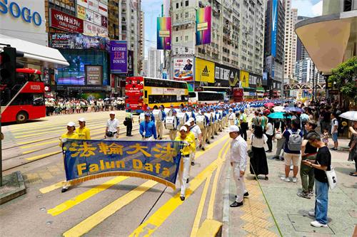 圖6：反迫害遊行隊伍經過港島區鬧市，沿途吸引許多民眾觀看。