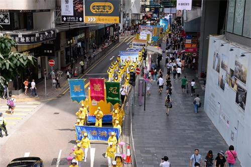 圖8：遊行隊伍在港島區鬧市行進，傳揚法輪大法好的福音。