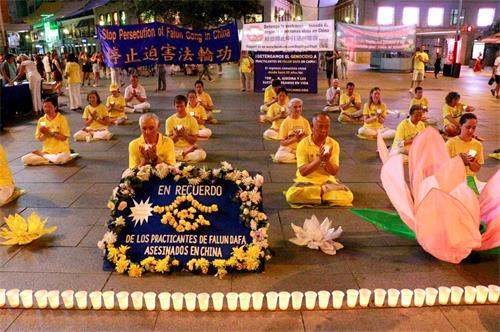 '圖1：2019年7月19日，法輪功學員在馬德裏Callao廣場燭光守夜'