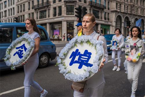 '圖3～4：二零一九年七月二十日，英國法輪功學員在倫敦市中心舉行「反迫害二十週年」遊行。'