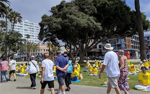 '圖1～3：法輪功學員在聖莫妮卡海灘公園集體煉功'