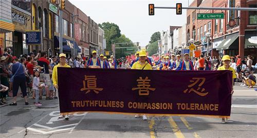 '圖1～4：2019年7月4日，來自密西根州、俄亥俄州和加拿大溫莎市的部份法輪功學員以花車和唐鼓隊參加安娜堡國慶日遊行，亮麗的色彩、平和的功法演示和學員們的精神面貌，讓沿途的觀眾耳目一新'