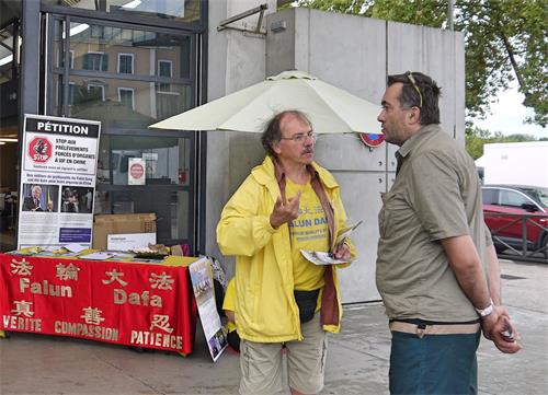 '圖1～4：八月七日，在法國東部城市布雷斯堡（Bourg-en-Bresse）的集市上，向人們介紹法輪功及真相。'