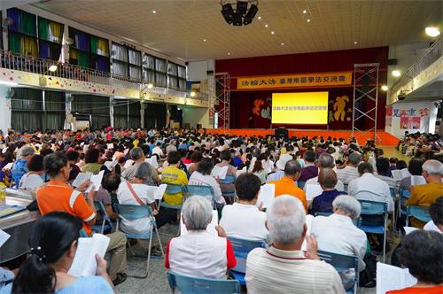 '圖1：二零一九年八月十一日，南台灣法輪功學員近千人於屏東里港國中舉辦秋季一日學法交流，彼此互勉精進實修，下午全體聚集於活動中心大組學法和交流。'