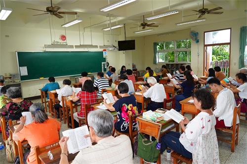 '圖2：二零一九年八月十一日，南台灣法輪功學員近千人於屏東里港國中舉辦秋季一日學法交流，彼此互勉精進實修。上午分小組學法和交流，比學比修查找自己的不足。'