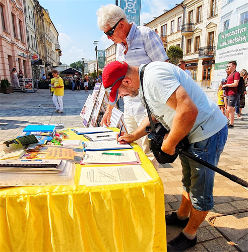 '圖17：Sękowskai先生簽名支持法輪功反迫害。'