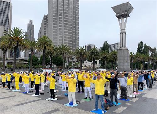 '圖1：法輪功學員在舊金山渡輪大廈前集體煉功，向民眾展示祥和優美的功法。'