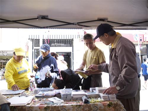 圖2～5：許多華人主動了解真相；並在學員告訴他們三退保平安後，聲明三退。