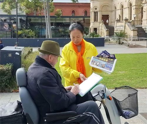 '圖2：退休的法官勞埃德﹒紐曼 （Lioyd K Newman）聽聞中共活摘罪惡，立即簽名支持反迫害。'