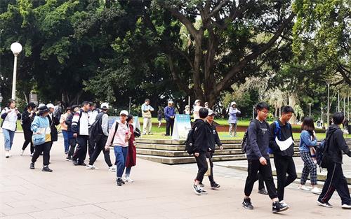 '圖1：法輪功學員在悉尼海德公園集體煉功，傳播大法的美好。'