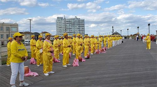 '圖5：法輪功學員遊行前集體煉功'