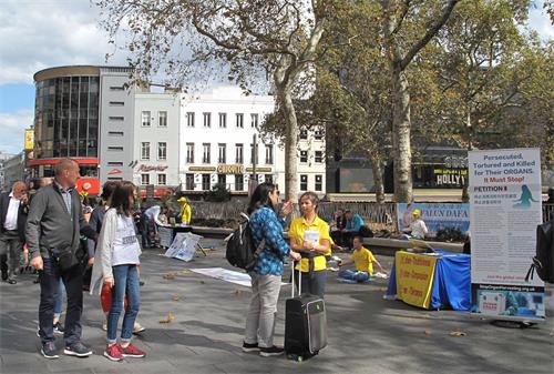 '圖3～4：二零一九年九月一日，歐洲法輪功學員在萊斯特廣場（Leicester　Square）傳播法輪功真相，吸引眾多民眾關注。'