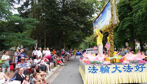 3～4：法輪功學員在花車上演示法輪功五套功法。